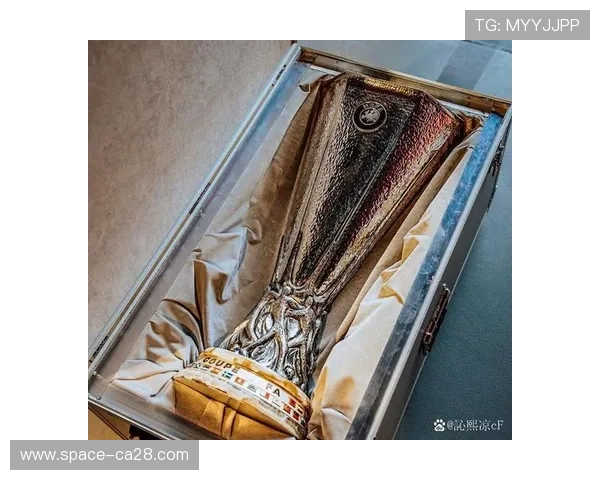 欧冠冠军奖杯巡回展出，激发青少年足球梦想